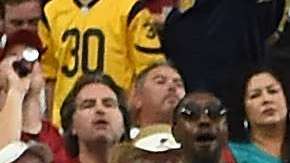 Alec Ogletree, linebacker y capitán defensivo de los Rams, celebra con una pirueta su touchdown tras devolver un pase que le interceptó a Arizona.