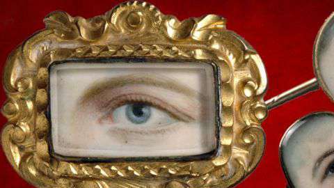 Broches, alfileres, anillos... toda clase de joyas con ojos de personas amadas.