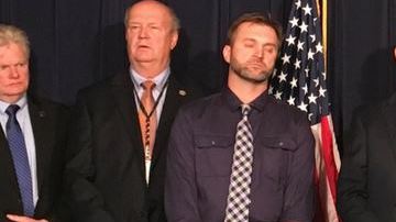 El Dr. Nirav Shah, director del Departamento de Salud Pública de Illinois, junto a miembros de la Comisión Especial para Combatir la Crisis de Opioides en Illinois, el gobernador Bruce Rauner y la vicegobernadora Evelyn Sanguinetti.