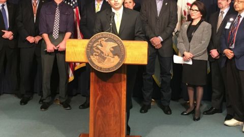 El Dr. Nirav Shah, director del Departamento de Salud Pública de Illinois, junto a miembros de la Comisión Especial para Combatir la Crisis de Opioides en Illinois, el gobernador Bruce Rauner y la vicegobernadora Evelyn Sanguinetti.