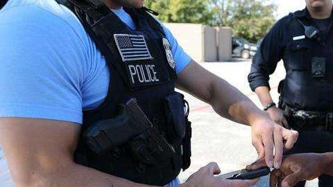 Denuncian que miles de inmigrantes están por error en esta lista de pandilleros que los deja a merced de ICE