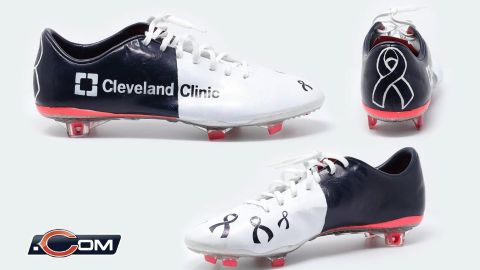 Los zapatos de Pat O'Donell, de los Chicago Bears, en apoyo de la Clínica Cleveland.