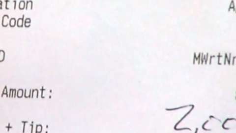 La propina fue repartida entre los empleados del restaurante.