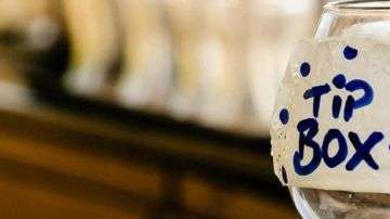 Tenemos varias motivaciones diferentes a nivel individual para dar propinas, como querer fomentar un mejor servicio en la próxima visita, o recompensar o complacer a quien la recibe u obtener aprobación social.