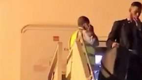 Integrantes el Real Madrid bajan del avión tras aterrizar en Abu Dhabi.