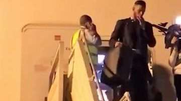 Integrantes el Real Madrid bajan del avión tras aterrizar en Abu Dhabi.