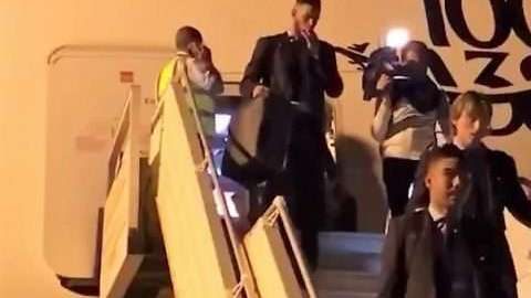 Integrantes el Real Madrid bajan del avión tras aterrizar en Abu Dhabi.