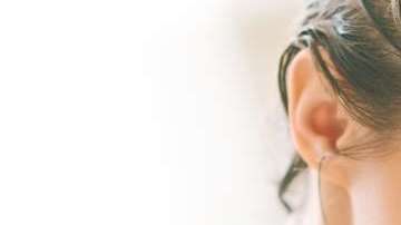 Ayuda a eliminar la estática y agregar cuerpo, brillo y textura a la vez que protege el sol.