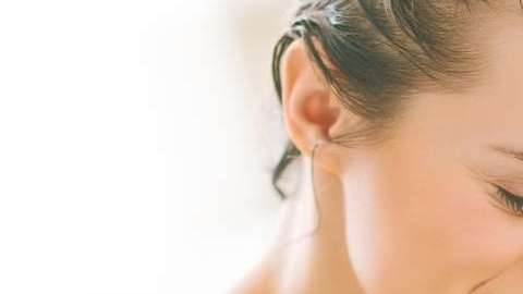 Ayuda a eliminar la estática y agregar cuerpo, brillo y textura a la vez que protege el sol.