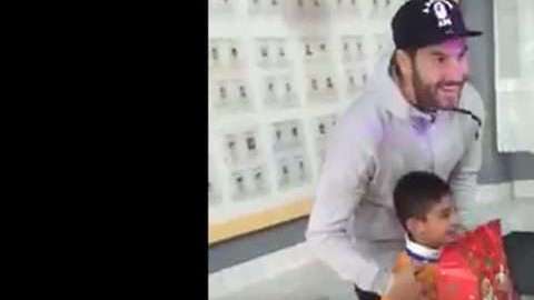 El francés André Pierre Gignac llegó de sorpresa hasta  colonias populares en Monterrey, Nuevo León para convivir y entregar regalos a  niños de escasos recursos.