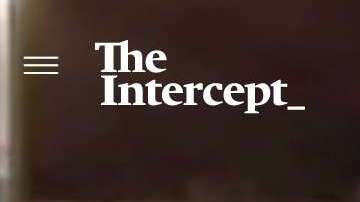 El oficial de caminos pregunta si la pareja de una automovilista tiene visa.