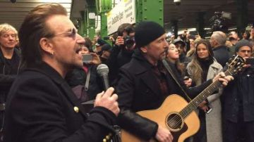 Bono y The Edge cantaron varios de sus éxitos.