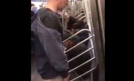 El neoyorquino se tambalea como si estuviera borracho.