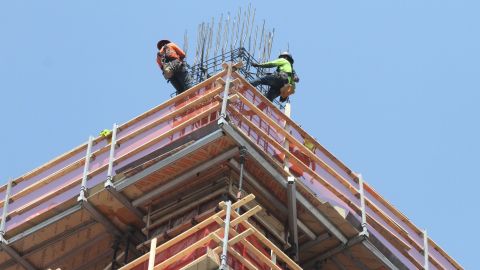 Los presuntos ladrones que tomaron por la fuerza las pertenencias de los trabajadores de construcción fueron descritos como hombres afroamericanos de entre 18 y 24 años.