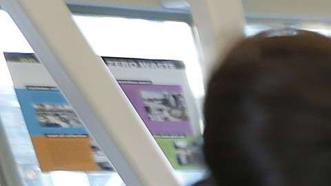 Gisela Pedroza Jauregui renueva su DACA. Organizaciones de ayuda a los inmigrantes y abogados privados recibieron cientos de llamadas y visitas de personas que buscan aprovechar la inesperada extensión (Aurelia Ventura/ La Opinion)