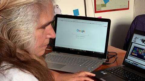 Los nativos digitales, personas nacidas en la época de la interacción digital total.