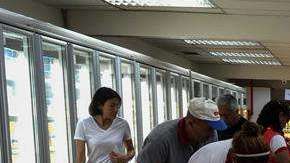 Los venezolanos buscan aprovechar las rebajas en los productos de los supermercados. /EFE