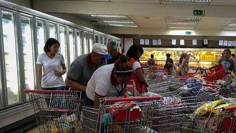 Los venezolanos buscan aprovechar las rebajas en los productos de los supermercados. /EFE