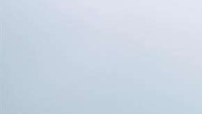 Un grupo de investigadores camina en la Antártida.