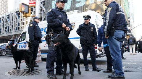 Agentes de policía custodian la Terminal de Autobuses de la Autoridad Portuaria tras la explosión dentro de un túnel subterráneo el lunes 11 de diciembre de 2017, en Nueva York.