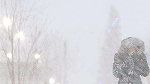 Una mujer camina por la calle durante una tormenta de nieve en Rusia/ EFE