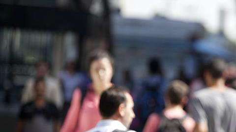 Los jóvenes que pasan más tiempo enganchados al móvil son más infelices.