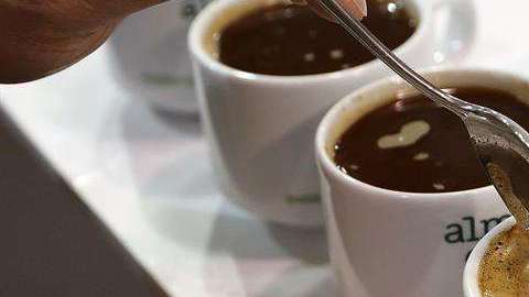 Beber dos o tres cafés al día es bueno para la vista, según científicos lusos.