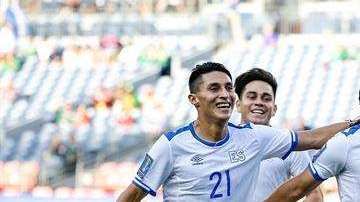 Bryan Tamacas y Rodolfo Zelaya de El Salvador celebran un gol en Copa Oro. EFE