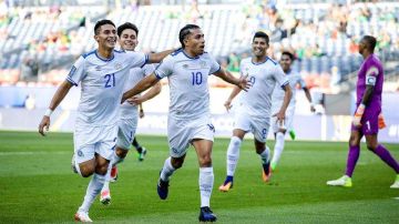 Bryan Tamacas y Rodolfo Zelaya de El Salvador celebran un gol en Copa Oro. EFE