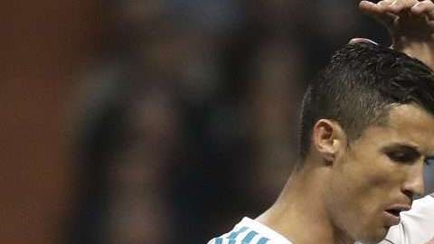 El delantero portugués del Real Madrid Cristiano Ronaldo festeja su gol frente al Tottenham en el estadio Santiago Bernabéu de Madrid. (Foto: EFE/Ballesteros)