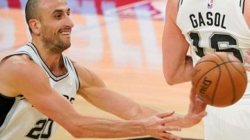 El argentino Manu Ginobili de los San Antonio Spurs en acción ante los Brooklyn Nets. (Foto: EFE/DARREN ABATE)