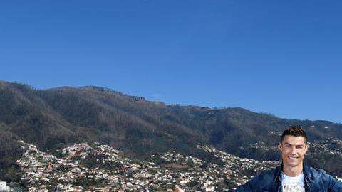 Cristiano Ronaldo posó con sus trofeos personales, para recibir al 2018 en Madeira, Portugal