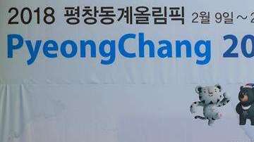 Varios ciudadanos pasan junto a un anuncio de los Juegos Olímpicos de Invierno de PyeongChang 2018 en una estación de Seúl. EFE