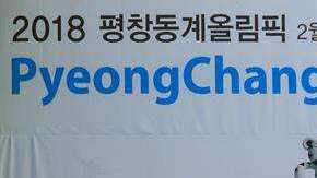 Varios ciudadanos pasan junto a un anuncio de los Juegos Olímpicos de Invierno de PyeongChang 2018 en una estación de Seúl. EFE