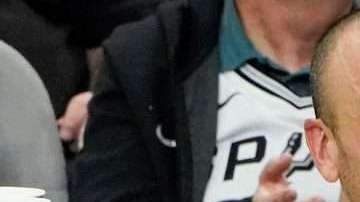 Manu Ginobili  de los San Antonio Spurs sonríe durante un partido de la NBA el pasado 5 de enero. (Foto: EFE/Darren William Abate)