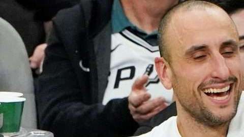 Manu Ginobili  de los San Antonio Spurs sonríe durante un partido de la NBA el pasado 5 de enero. (Foto: EFE/Darren William Abate)