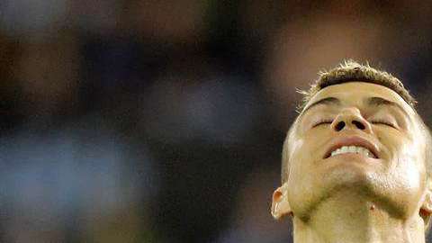 El delantero portugués del Real Madrid Cristiano Ronaldo en plena frustración ante el Celta de Vigo. (Foto: EFE/Lavandeira jr)