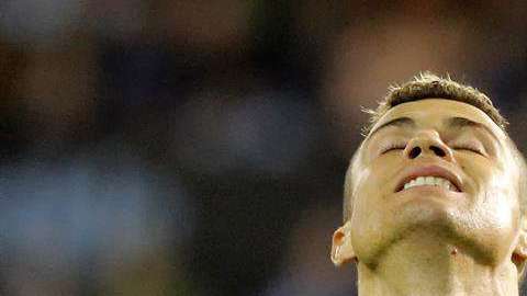 El delantero portugués del Real Madrid Cristiano Ronaldo en plena frustración ante el Celta de Vigo. (Foto: EFE/Lavandeira jr)