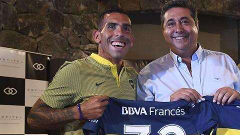 Los refuerzos de Boca Juniors Carlos Tevez y Emmanuel Mas durante su presentación en Los Cardales (Foto: EFE/José Romero)