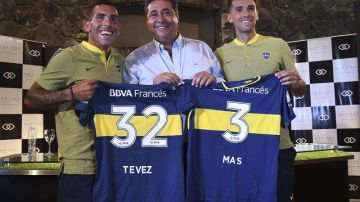 Los refuerzos de Boca Juniors Carlos Tevez y Emmanuel Mas durante su presentación en Los Cardales (Foto: EFE/José Romero)