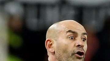 El entrenador español, Paco Jémez, luce frustrado en el juego en que la UD Las Palmas no superó al Valencia en cuartos de final de la Copa del Rey. (Foto: EFE/Kai Försterling)