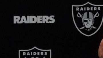 El nuevo entrenador de Oakland Raiders Jon Gruden fue presentado este martes en Alameda, California. (Foto: EFE/JOHN G. MABANGLO)