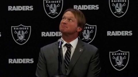 El nuevo entrenador de Oakland Raiders Jon Gruden fue presentado este martes en Alameda, California. (Foto: EFE/JOHN G. MABANGLO)