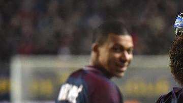 El jugador del París Saint Germain Neymar Jr celebra tras anotar un gol hoy al Amiens en los cuartos de final de la Copa de la Liga Francesa. (Foto: EFE/CHRISTOPHE PETIT TESSON)