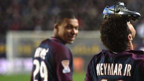 El jugador del París Saint Germain Neymar Jr celebra tras anotar un gol hoy al Amiens en los cuartos de final de la Copa de la Liga Francesa. (Foto: EFE/CHRISTOPHE PETIT TESSON)
