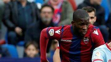 Jefferson Lerma (izq.) disputa un balón con Iago Aspas. EFE