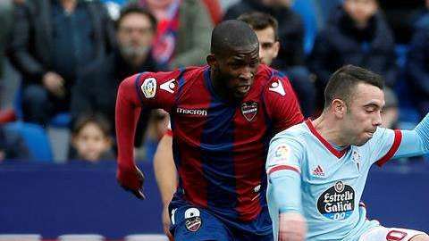 Jefferson Lerma (izq.) disputa un balón con Iago Aspas. EFE