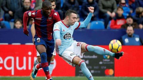 Jefferson Lerma (izq.) disputa un balón con Iago Aspas. EFE