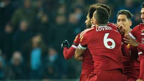 Jugadores del Liverpool festejan el gol de Mohamed Salah ante el Manchester City en Anfield. (Foto: EFE/EPA/PETER POWELL)