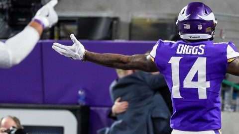 El receptor de los Minnesota Vikings Stefon Diggs celebra su anotación frente a New Orleans Saints. (Foto: EFE/EPA/CRAIG LASSIG)